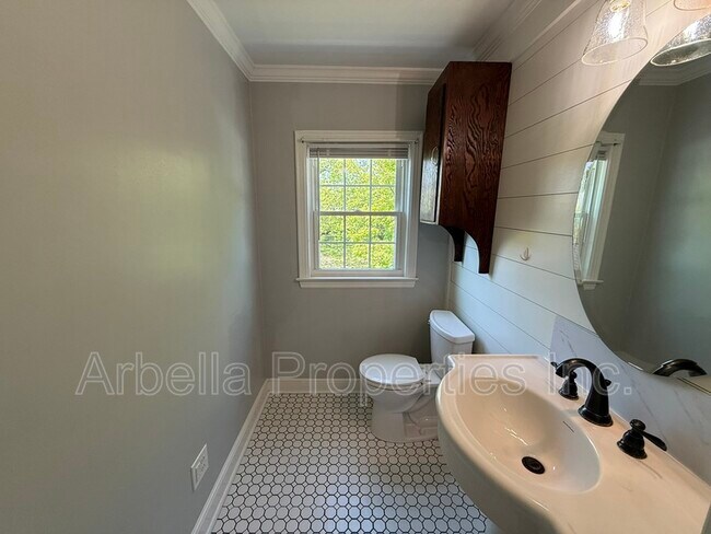 Building Photo - 1437 Valley St