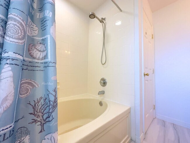 Building Photo - 1042 Calabria Ave