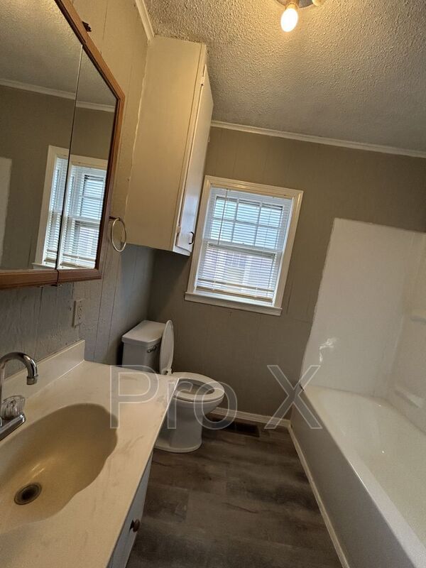 Building Photo - 419 E Jackson St