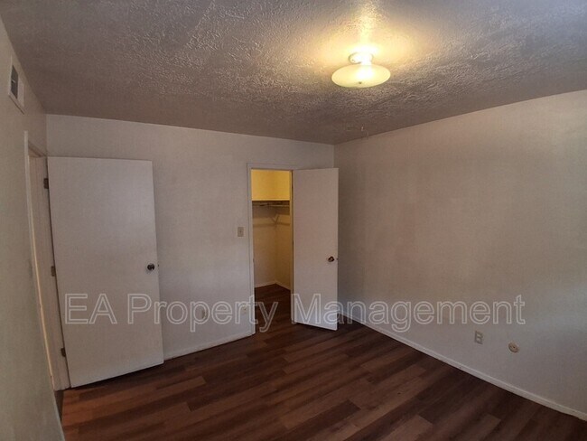 Building Photo - 12200 Candelaria Rd NE