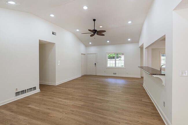 Building Photo - 4BR Home on 1 Acre with Finished Basement in Fayetteville