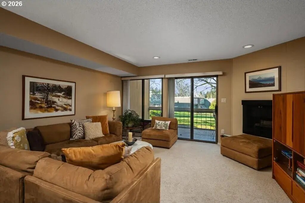 Building Photo - 1655 NW Lakeway Ln