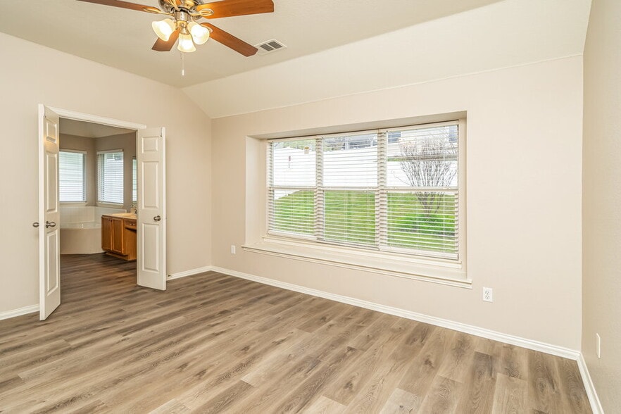 Building Photo - 419 Creekview Dr