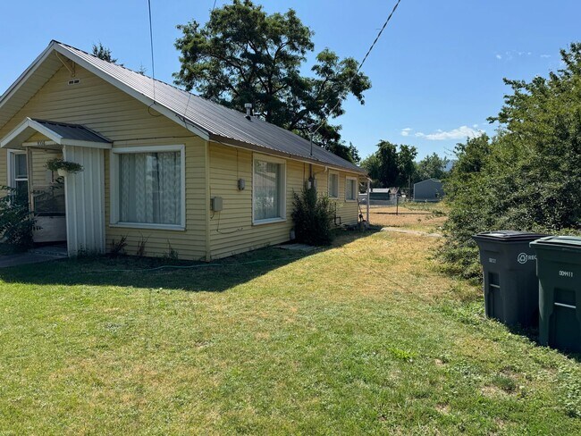 Building Photo - 1008 Lake Ave