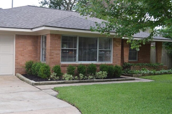 Building Photo - 1744 Pine Village Dr
