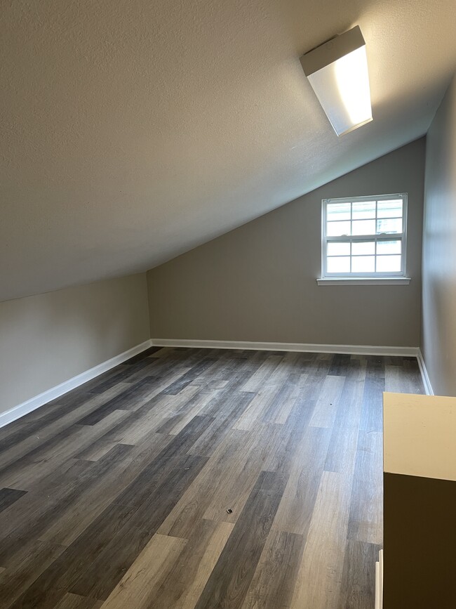 Building Photo - 1304 Goldleaf St