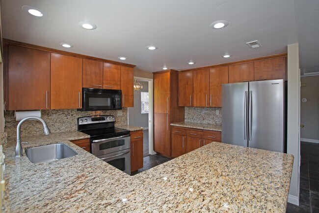 Building Photo - Gorgeous 4 Bedroom, 3 bathroom Home with private Pool!