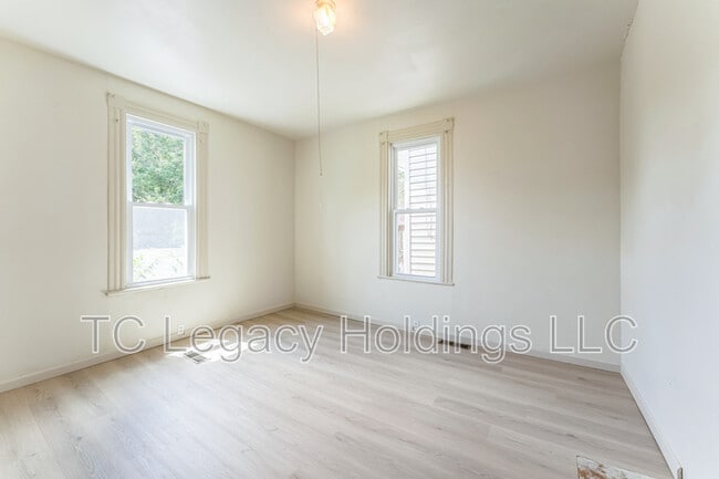 Building Photo - 907 Floral Ave
