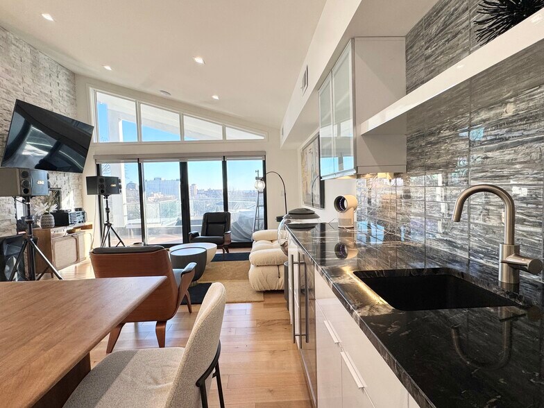 Building Photo - 4732 Mercier St