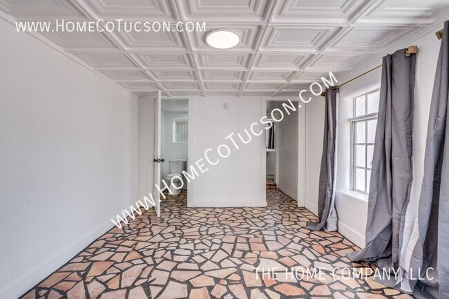 Building Photo - 940 E Florita St