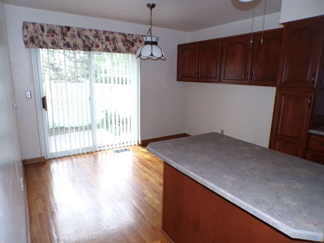 Building Photo - Heather Ridge Townhome (27XA)