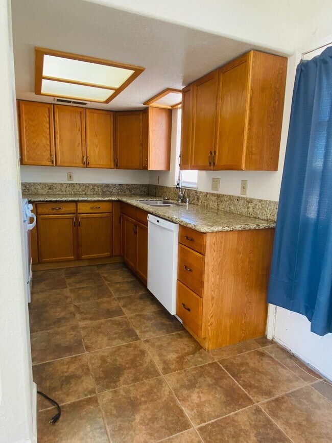 Building Photo - AVAILABLE NOW!!