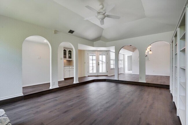 Building Photo - 6501 Cascada Dr
