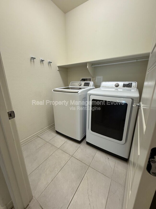 Building Photo - 8755 W Solano Dr