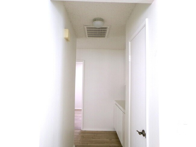 Building Photo - 4829 W Forest Oaks Ave