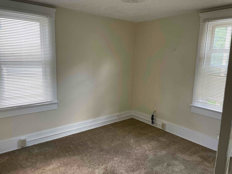 Building Photo - 190 W Miller Ave