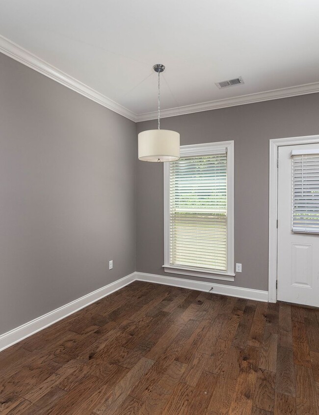 Building Photo - 530 Fifer Cir