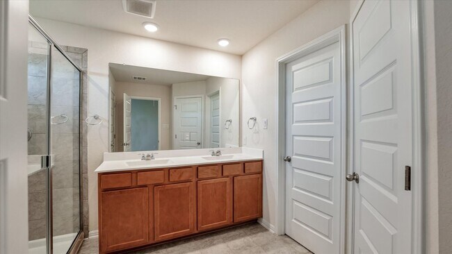 Building Photo - Redland Rd/281 Sienna Subdivision