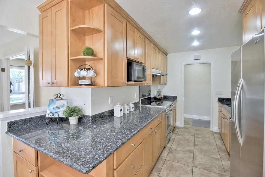Building Photo - 4131 Briarglen Dr