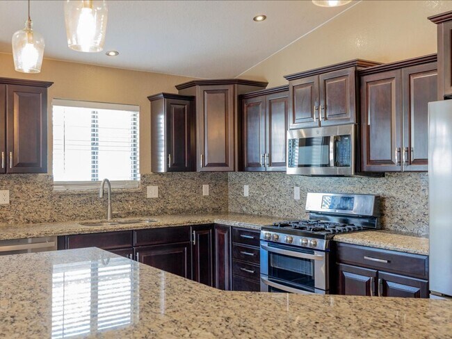 Building Photo - 3 Bedroom 2 Bathroom with Den!