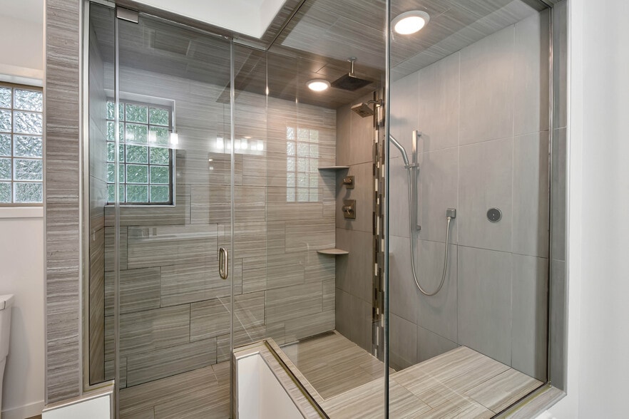 Master Bathroom - 154 W Beaton Dr