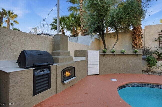 Building Photo - 2001 Madagascar Ln