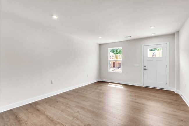 Building Photo - Modern New, Never Lived-in 3BR/2.5BA Townh...