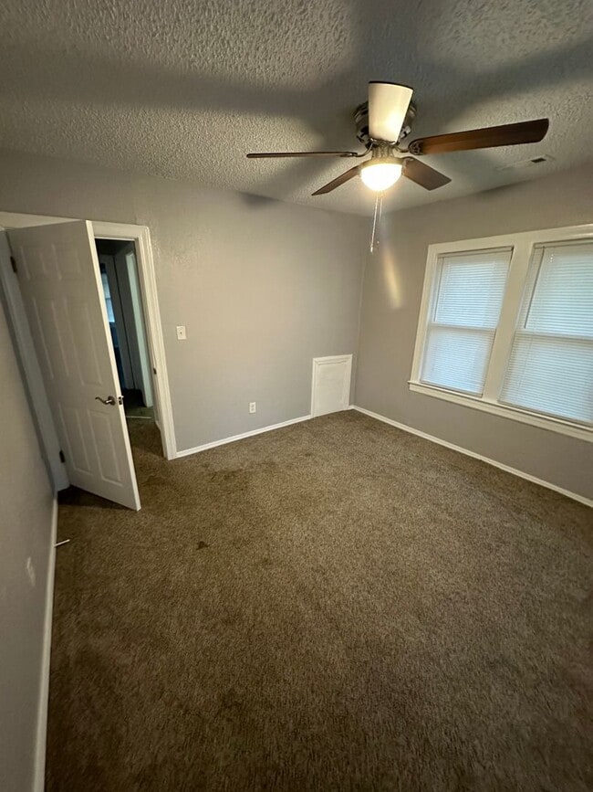 Building Photo - Beautiful 2 Bedroom 1 Bath DUPLEX