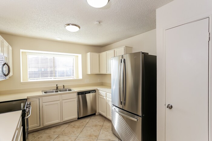 Building Photo - 827 Bentle Ct