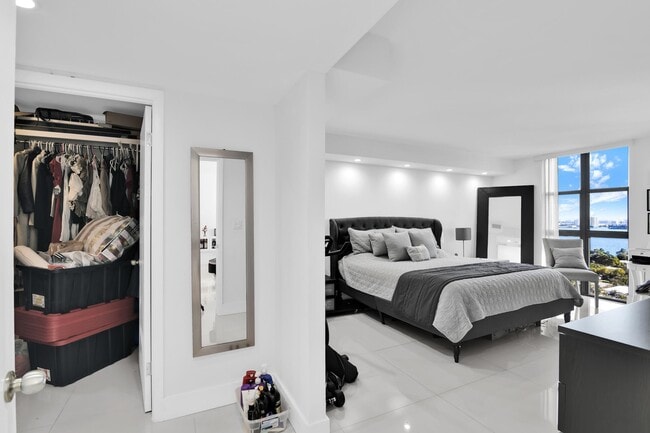 Building Photo - 1000 NE Quayside Terrace