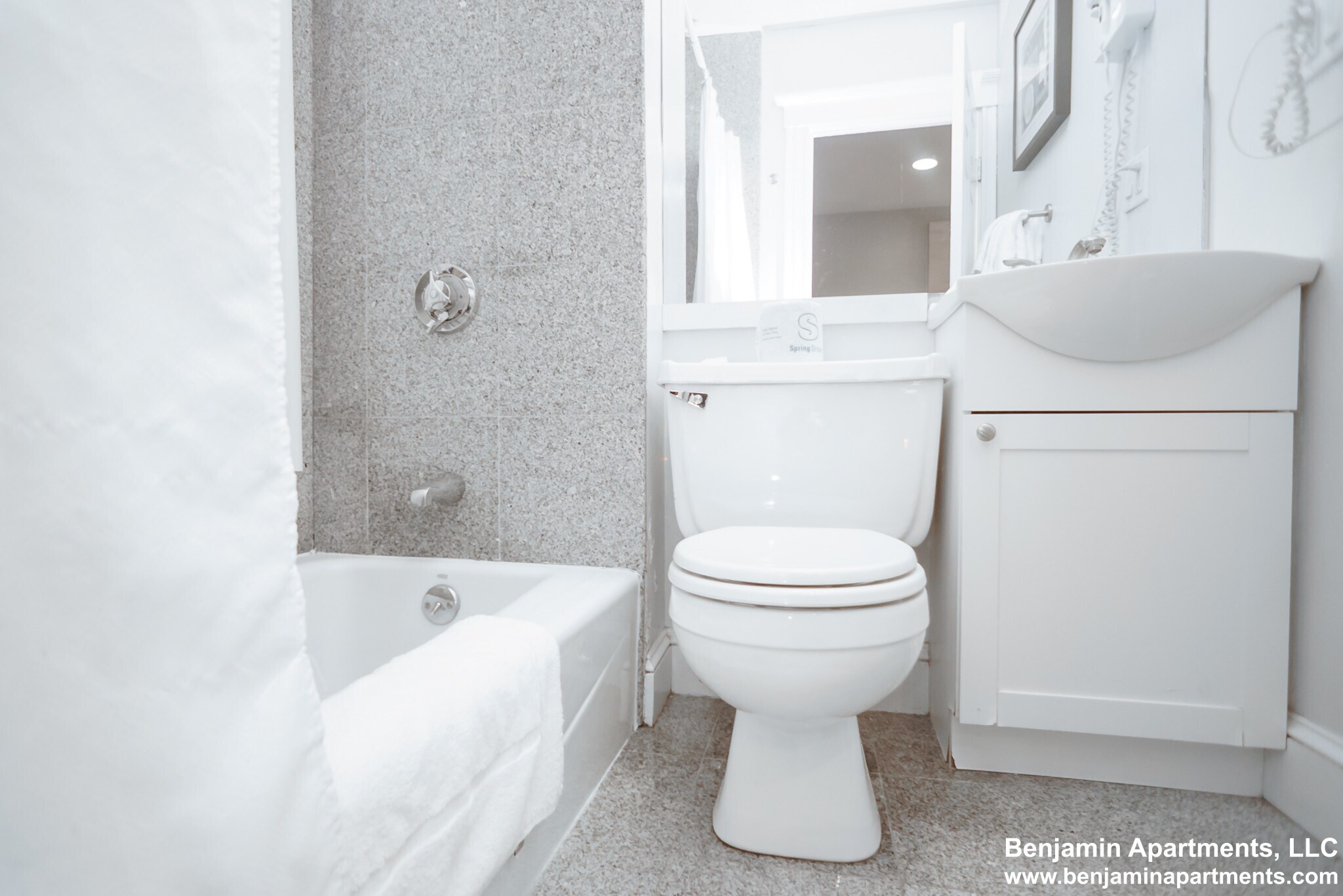 Building Photo - 16 Cedar Ln Way