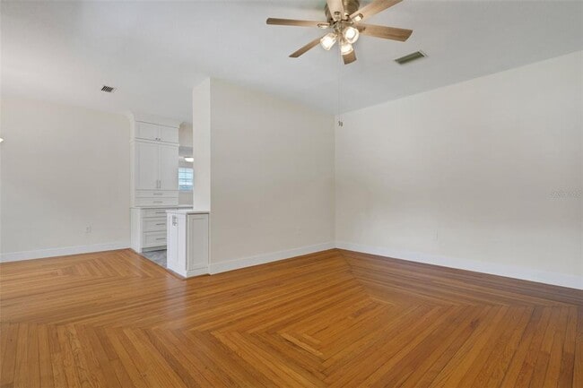 Building Photo - 934 Vistabula St