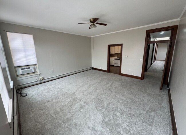 Building Photo - 1 bedroom/ 1 bath Upstairs Apartment