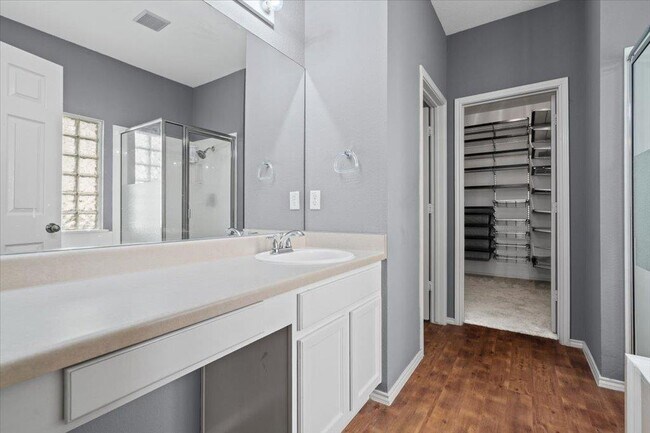 Building Photo - 633 Fairway