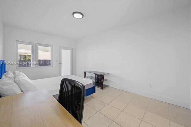 Building Photo - 550 NE 82nd Terrace