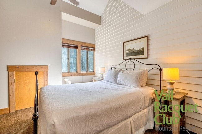 Building Photo - Annual Lease - 3BR, 3BA 3-level Townhome w...