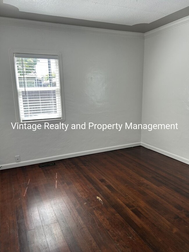 Building Photo - Updated 2 Bedroom Classic Home That's Ready To Go!!!