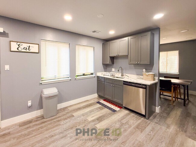 Building Photo - 9481 Cameldriver Ct