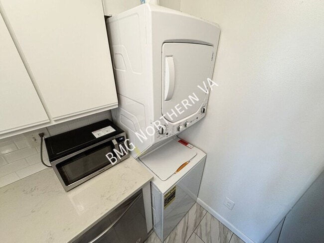 Building Photo - 3217 Wisconsin Ave NW