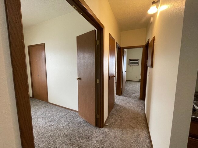 Building Photo - Spacious 3 bedroom, 1 bath Located in West Fargo.