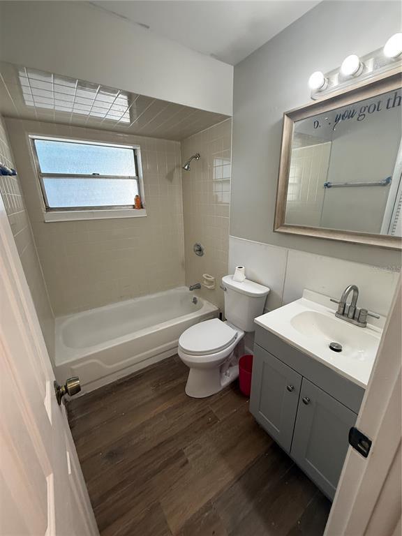 Building Photo - 1418 Queensway Rd