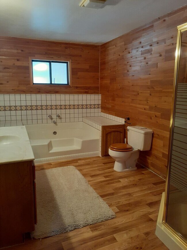 Building Photo - Charming 3-Bedroom / 3 Bathroom Home in Pi...
