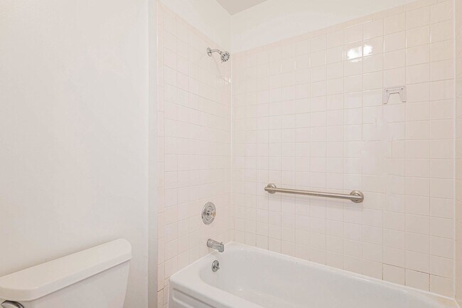 Building Photo - 3 Bedroom, 1.5 Bath Condo Available in Cinnimon Courtyard