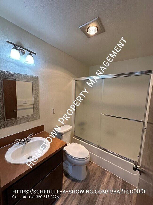 Building Photo - 2 Bedroom 2 Bath Duplex with Garage in Lac...