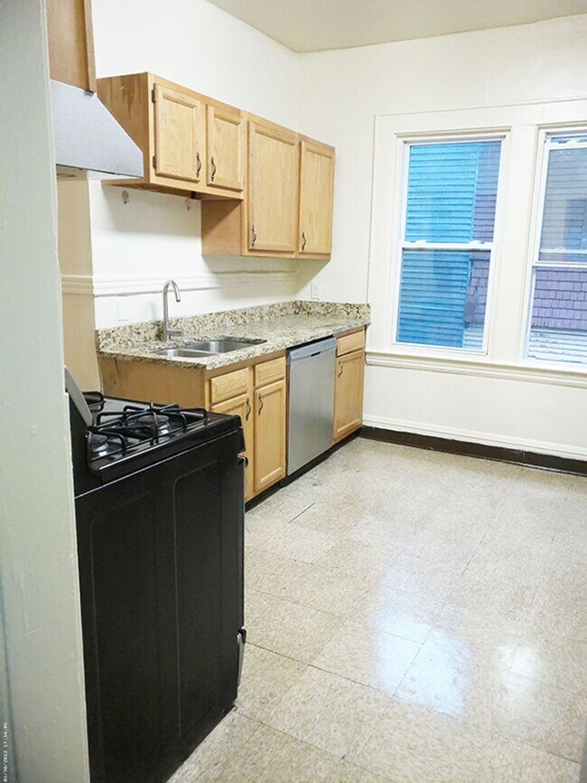 Building Photo - 4 Bedroom Duplex Close to Campus! - 6/1/26