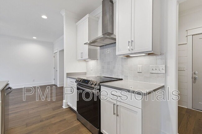 Building Photo - 227 S Bilbro Ave