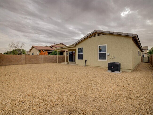 Building Photo - 4 Bedroom 2 Bathroom