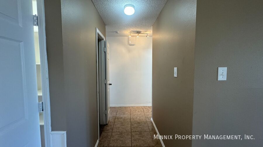 Building Photo - 525 N Iola Ave