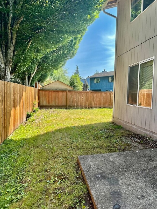 Building Photo - 3bed/2.5 bath home available NOW! Pet frie...