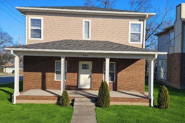 Building Photo - 944 33rd Ave N